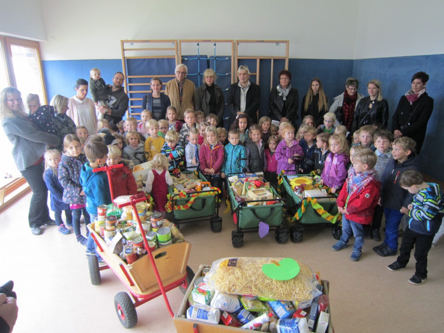 Kindergarten Christus König spendet Lebensmittel für die Hochheider