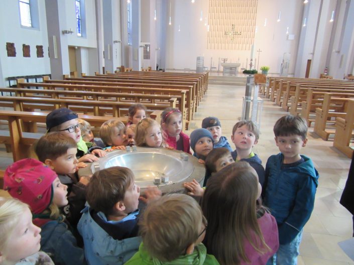 Kinder lernen Kirche kennen – Kindergarten Christus-König